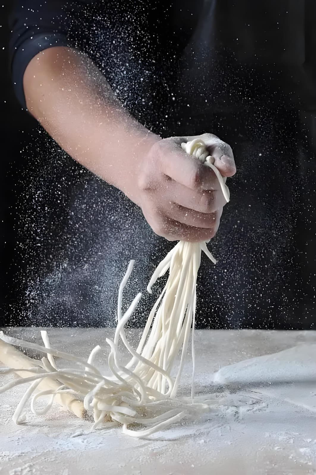 Nudelteig wird von Hand gezogen